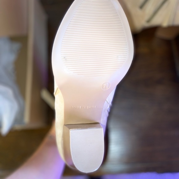 Journee Bootie - Picture 2 of 8